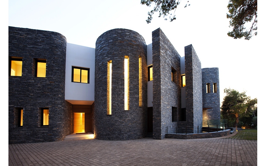 01_dunmow house_athens house_modern architecture greece_urban house_bc estudio architects_green architecture_greece houses_stone walls