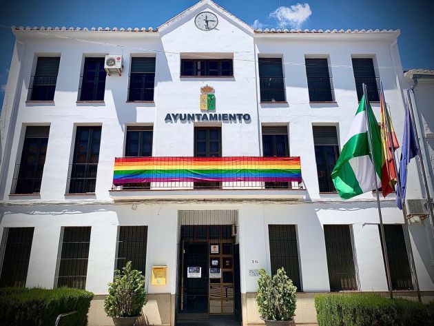 Piden retirar una bandera del Orgullo en un pueblo de Málaga y los vecinos ponen 402 banderas