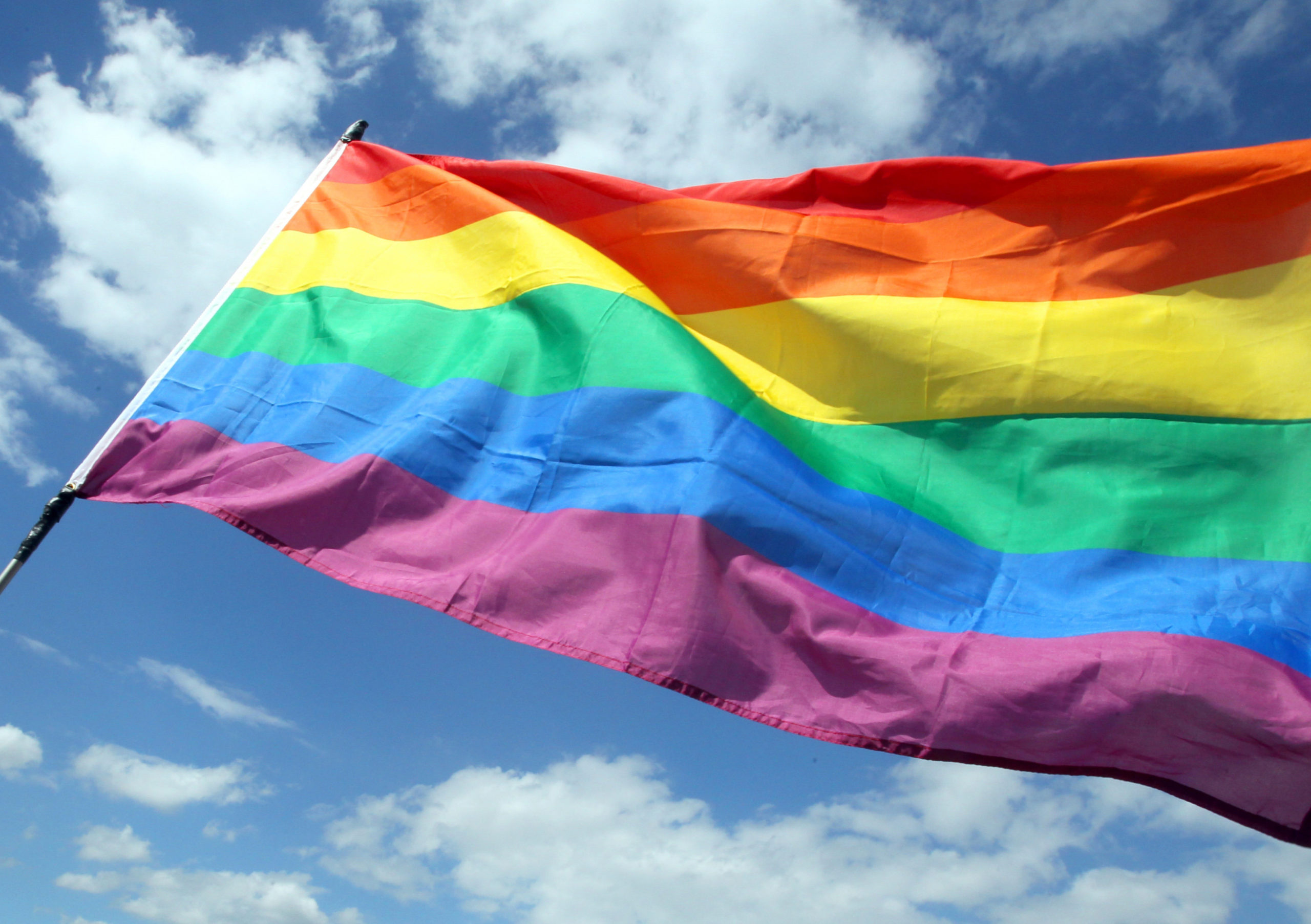 El Senado de Chile aprueba la iniciativa de legalizar el matrimonio homosexual.