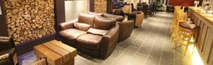 266935-sala-con-decoracion-de-madera-color-marron-w1024