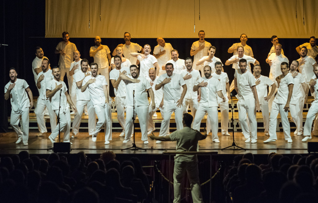 actuacion-solidaria-de-barcelona-gay-mens-chorus-2016-1