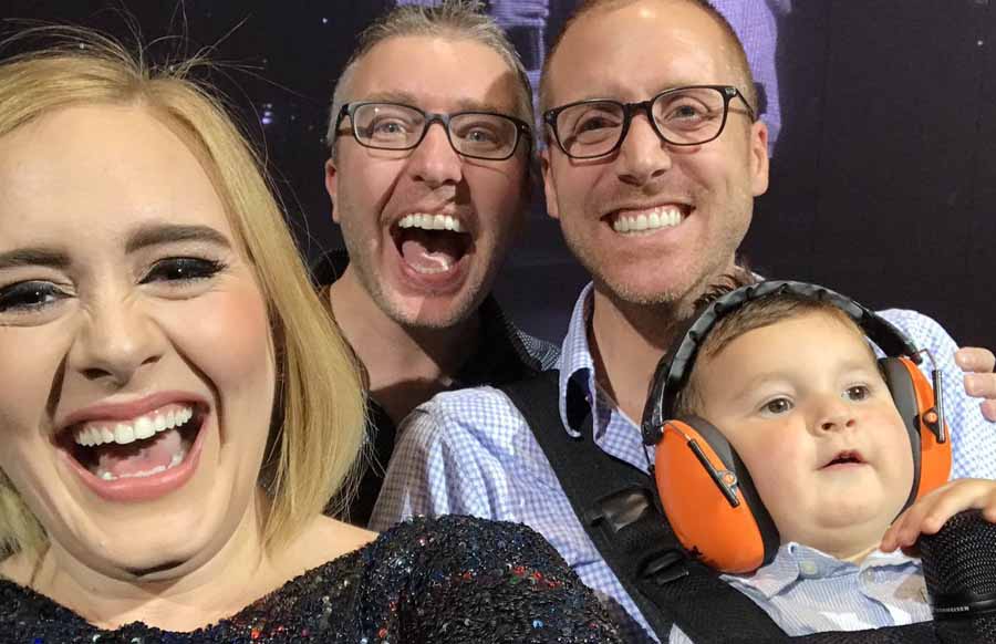 Adele y su selfie con dos papás gays y su bebé en un concierto en Toronto se hace viral
