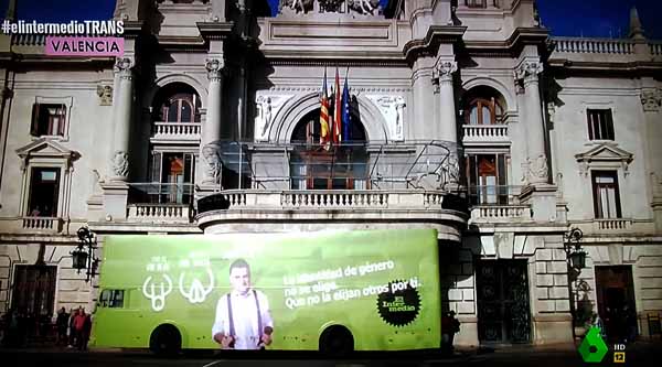 Autobús de El Intermedio anti transfóbico