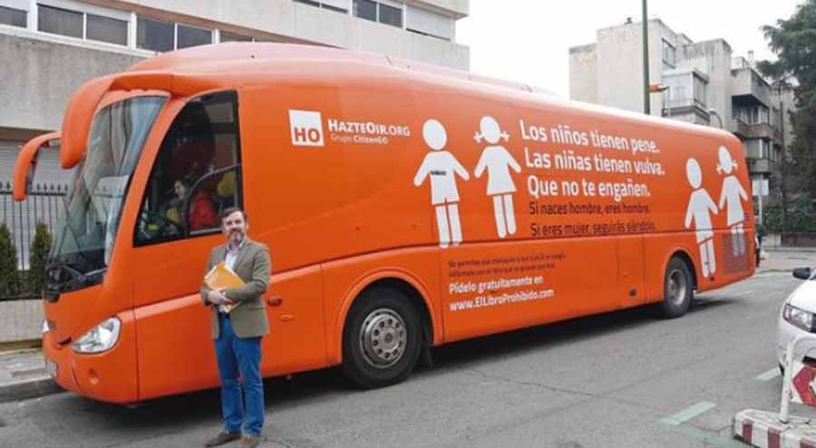 El desafío de Hazte Oír y de su bus transfóbico: ¿Lograrán Carmena y Cifuentes paralizar la campaña?
