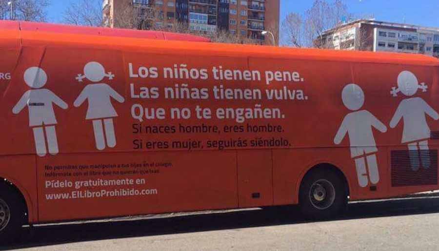 Condenan el indignante autobús transfóbico de Hazte Oír que recorre los colegios de España