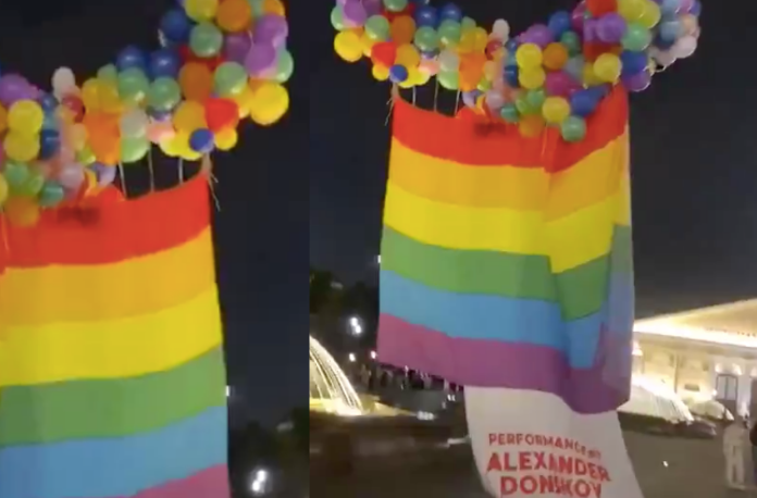 Vuelan una bandera LGTBI gigante contra la homofobia de Putin en Moscú