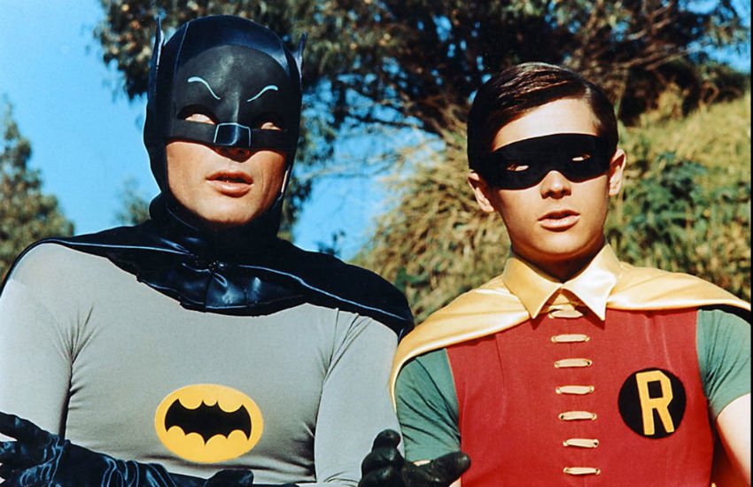 Fallece el actor de la primera serie de Batman y Robin: "Dos chicos viviendo juntos y usando medias, hubo muchos chismes"