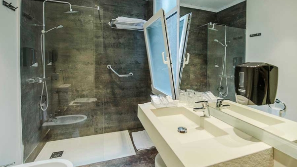 Baño-plato-de-ducha__Hotel-Conde-Duque-Bilbao_-600&#215;338
