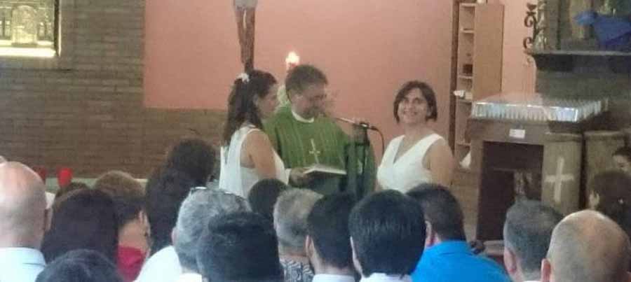 José García, el cura que desafía al obispo de Castellón y celebra la “bendición de amor” de una pareja de lesbianas