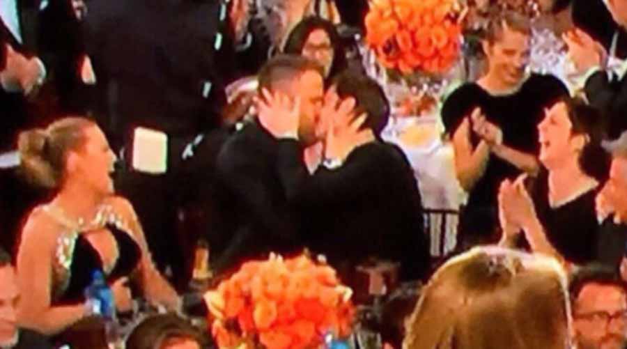 El apasionado beso entre Ryan Reynolds y Andrew Garfield en los Globos de Oro