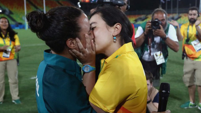 Beso olímpico chicas