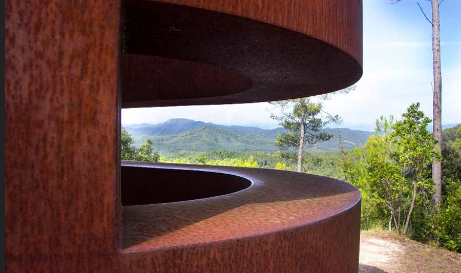 Conoce Can Ginebreda, el primer bosque que fusiona naturaleza exuberante y arte erótico en el corazón de Gerona