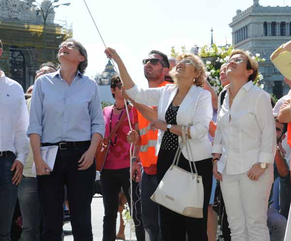 Carmena con la bandera arco íris