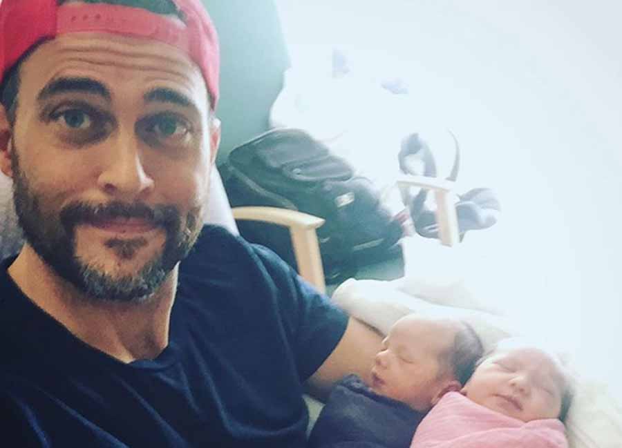 El actor gay Cheyenne Jackson anuncia en Instagram el nacimiento de sus gemelos, Willow y Ethan