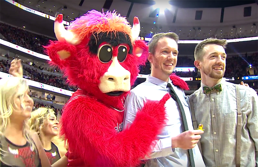 ¡Canasta de 3 puntos para esta pareja gay!: Le pide matrimonio en pleno partido de los Chicago Bulls