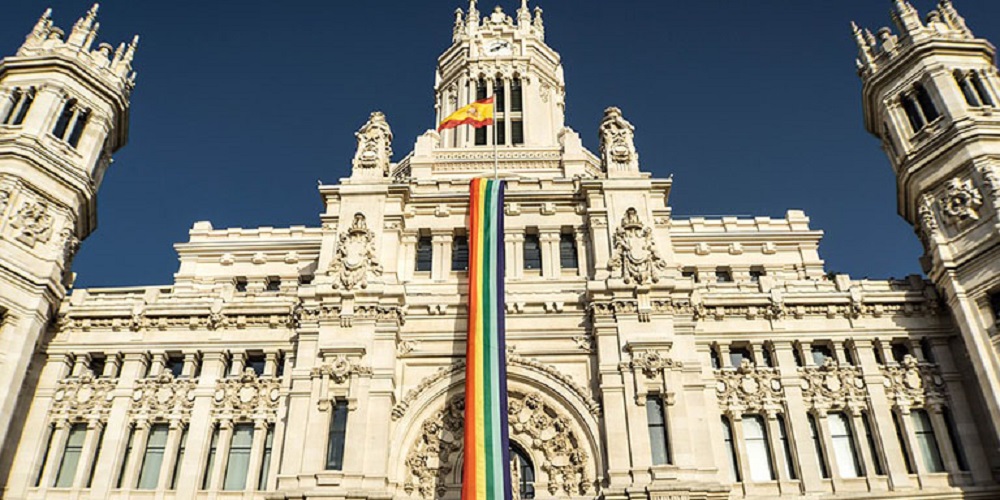 Durante la celebración del Orgullo, ¿colgarán la bandera de España o  la del Colectivo LGTBI?