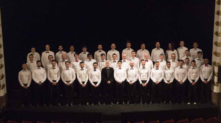 Coro en el Teatro Alcazar con el director Coral José Mena