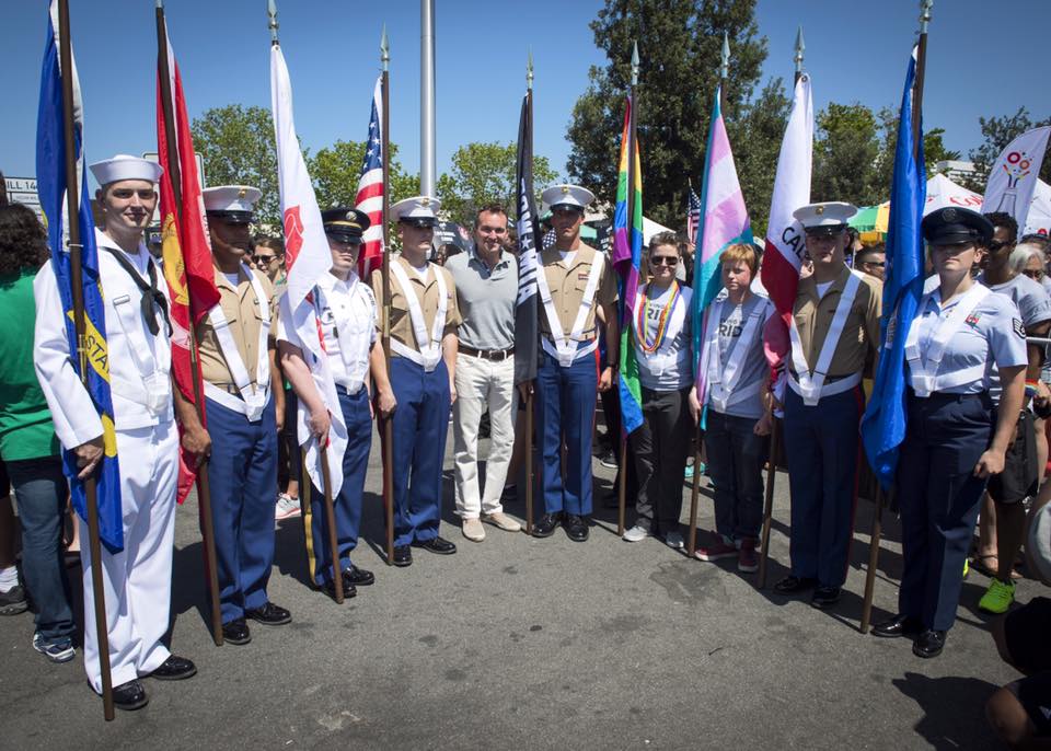 Eric Fanning en el Orgullo de San Diego 2
