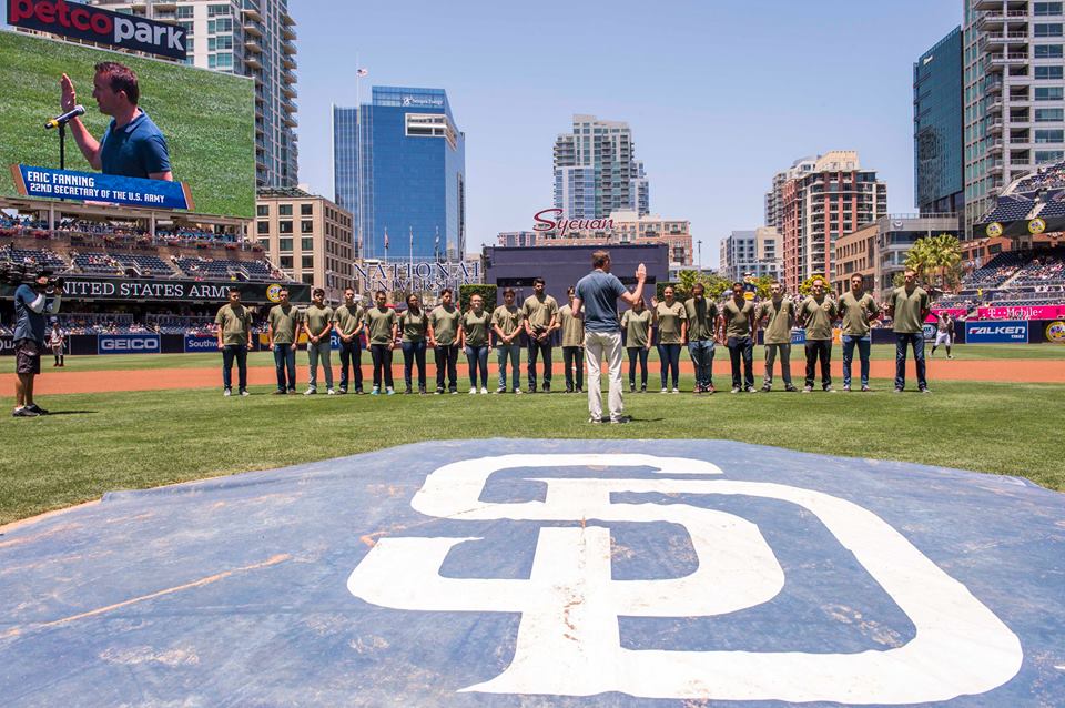 Eric Fanning en el Orgullo de San Diego 4