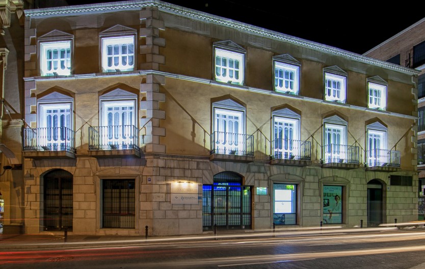 Fachada-de-noche