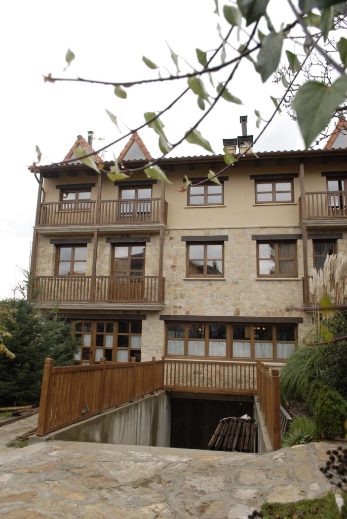 Fachada-desde-el-jardín