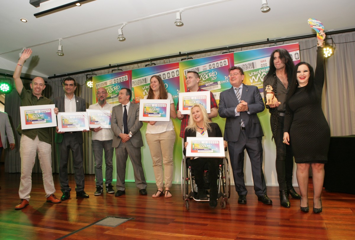 Foto de familia de la presentación del cupón de la ONCE dedicado a WorldPride Madrid