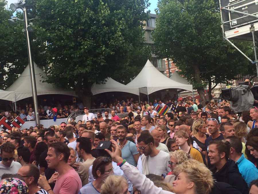 Gente en el Pride Europa Ámsterdam
