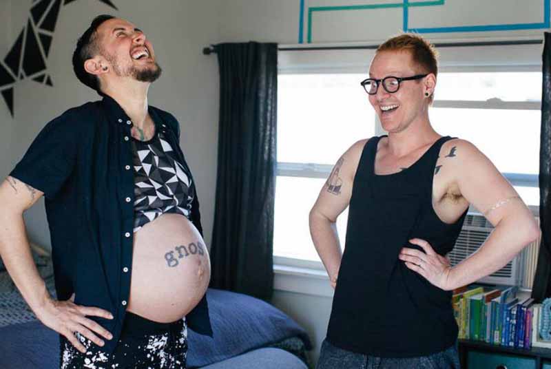 El hombre transgénero de Portland da a luz a Leo, el primer hijo biológico de la pareja