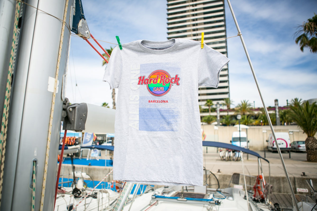 Hard Rock Cafe Barcelona apoya la celebración del Orgullo LGBTI con una camiseta especial