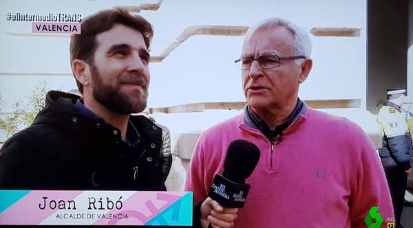 Joan Ribó recibe al bus de El Intermedio