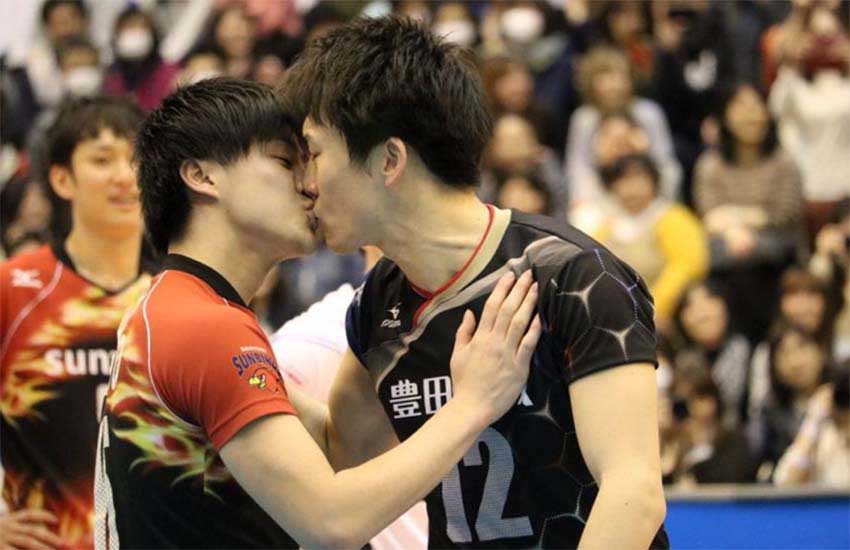 El beso más homoerótico de dos rivales del voleibol japonés masculino