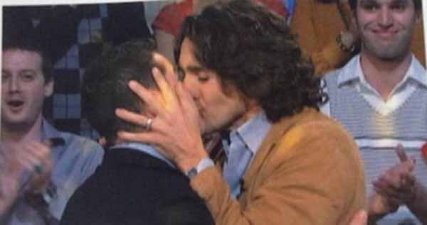 Justin Trudeau besando a un hombre