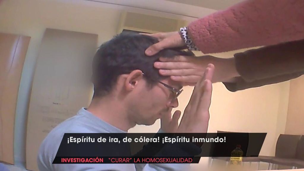 Un reportero se somete a un exorcismo para "curar la homosexualidad".