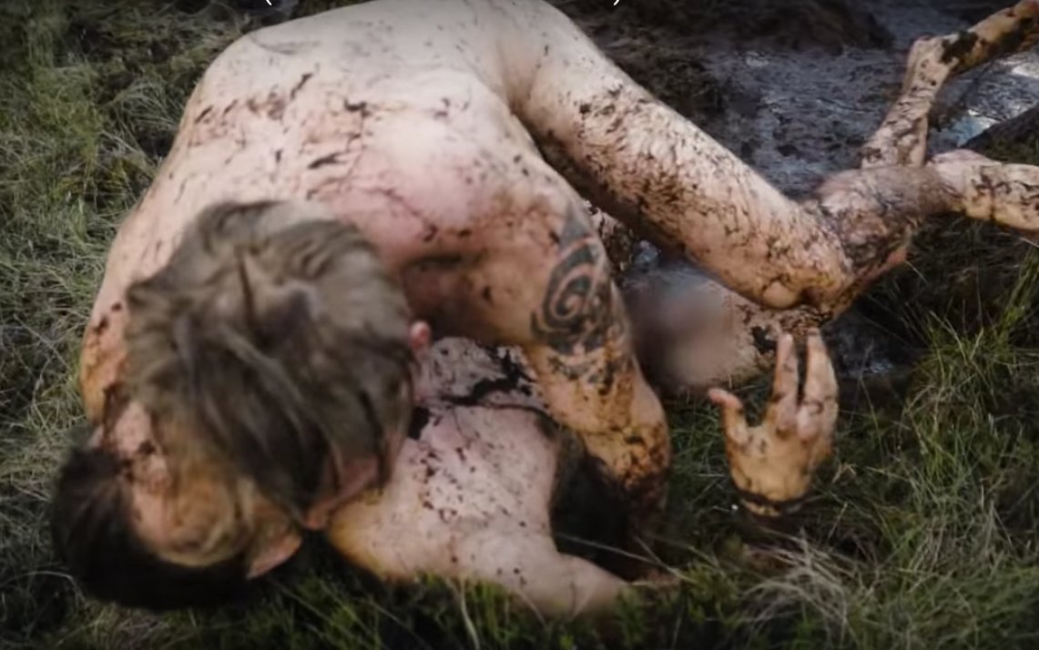 Lucha en el barro desnudos: Una de las prácticas con más tradición de los hombres en Finlandia