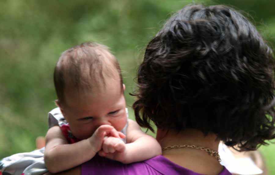 Mamá de espaldas con su bebé