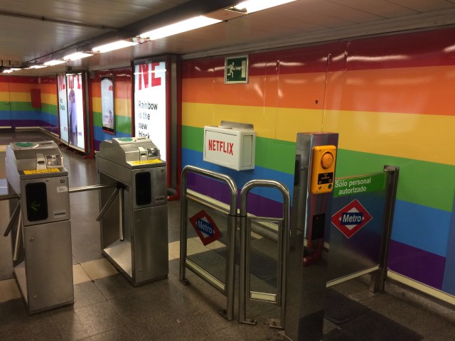 CHUECA: El metro arcoíris del Orgullo