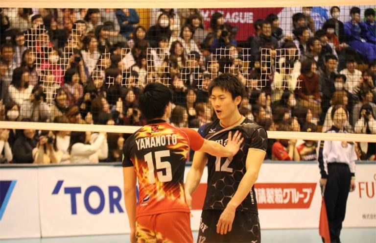 Momento empujón dr los jugadores de voleibol japonés
