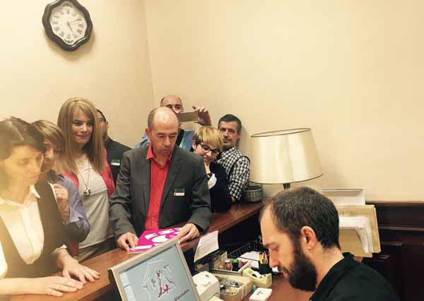 Momento registro Ley Igualdad LGTBI en el Congreso por la FELGTB