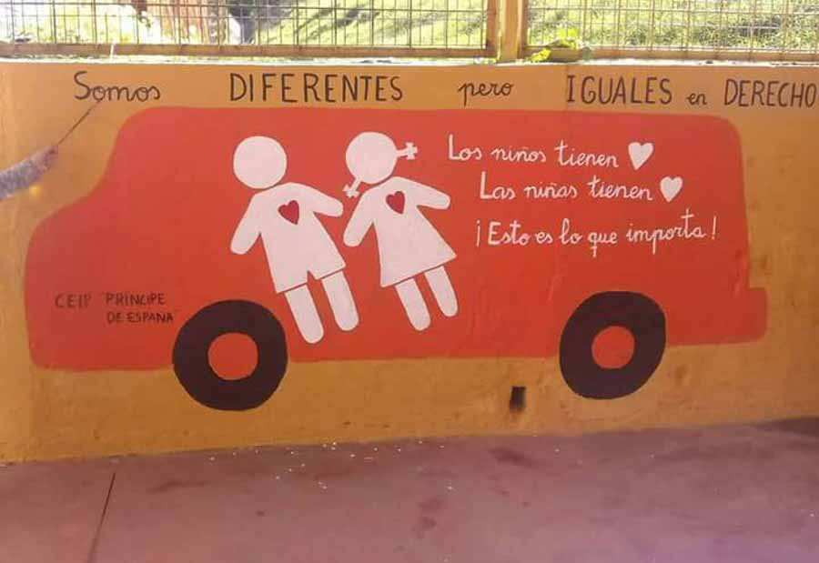 La seño Josefa y alumnos de un colegio de Huelva, rompen las barreras de la transfobia dentro y fuera del aula