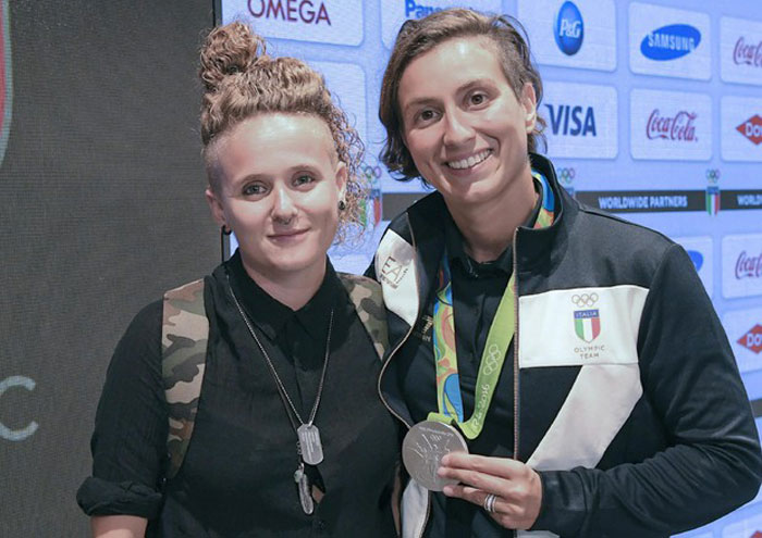 Nadadora olímpica italiana gana su primera medalla de plata y comparte su triunfo con su novia: “Dedicada a mi amada”