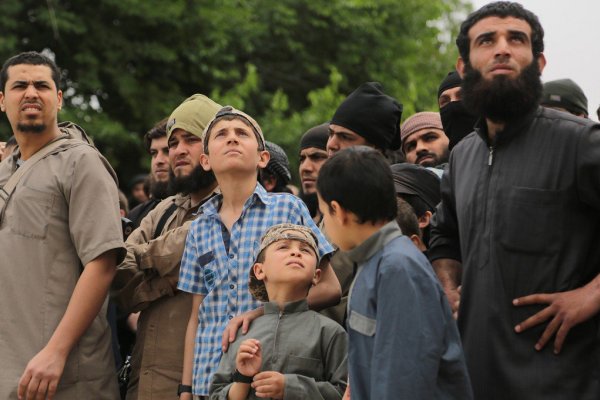 Niños pequeños ante una ejecución de ISIS 2