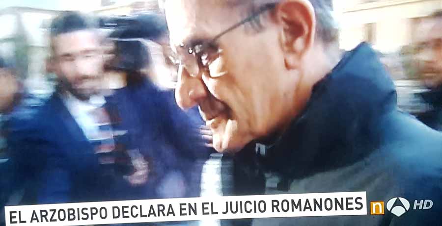 Padre Román llegando a los juzgados