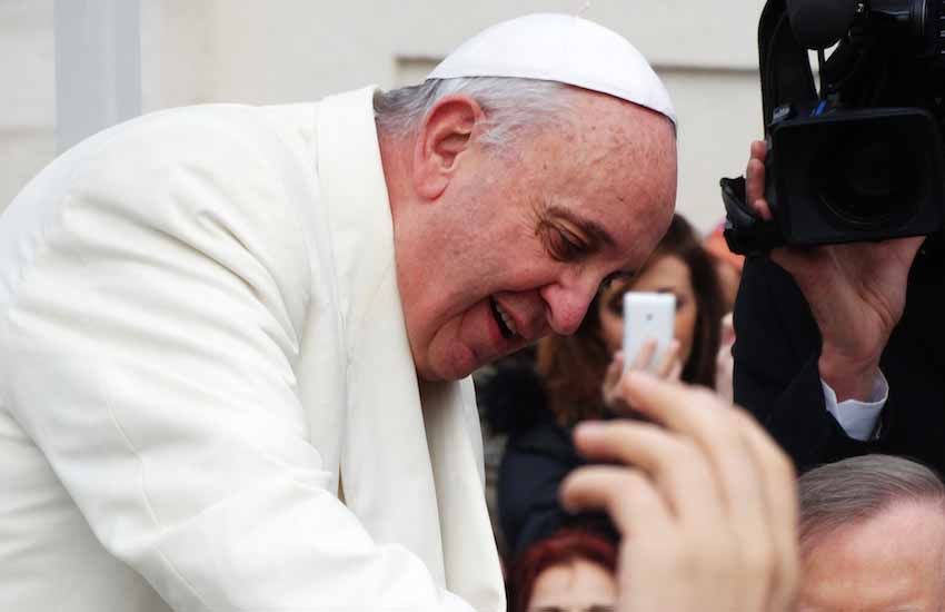 El Papa Francisco firma un documento en el que “prohíbe” a gays y bisexuales ser sacerdotes