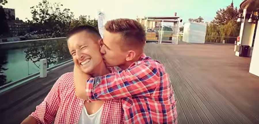 Pareja polaca gay combate la homofobia con un emotivo playback de RedOne