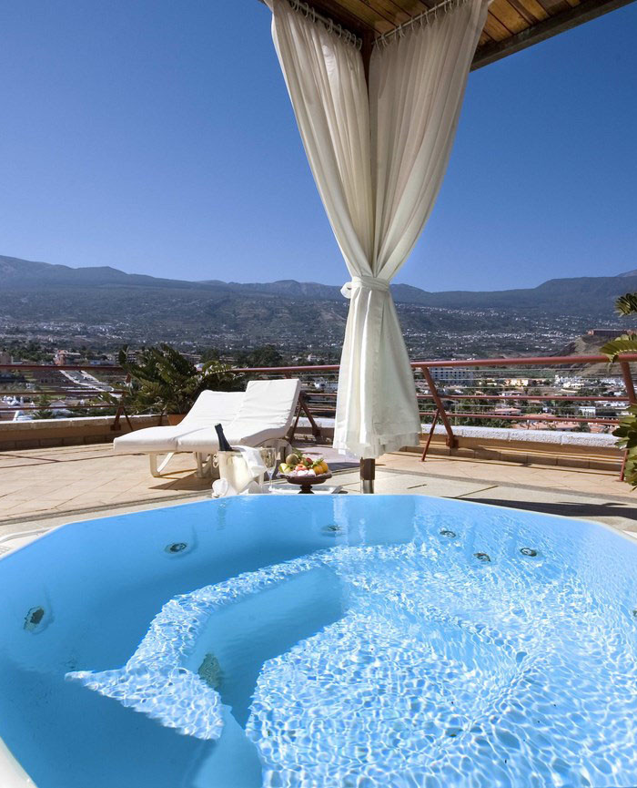 Penthouse-Suite-Jacuzzi-700&#215;865