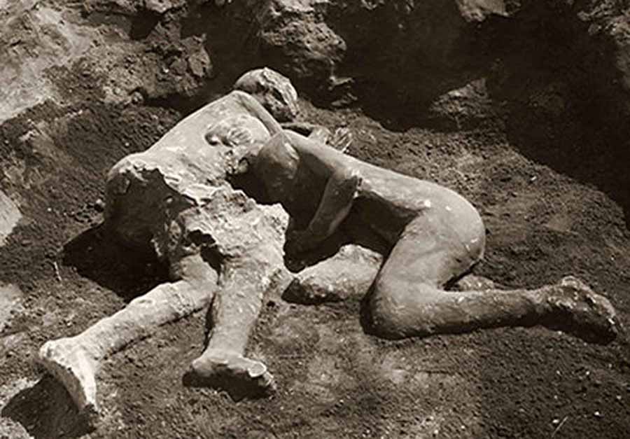 Las famosas “doncellas” abrazadas de Pompeya son dos varones y ¿amantes gays?