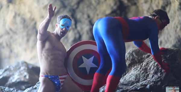 Posturitas de Spiderman y Capitán América en parodia de los Chainsmokers