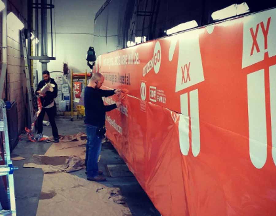 Preparando el autobús de hazte Oír para su gira por América