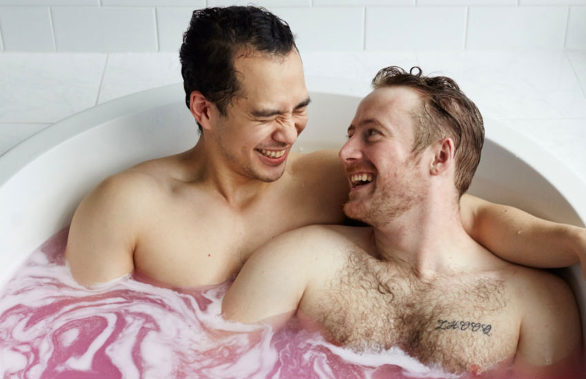 Empresa de cosmética hecha a mano presenta dos parejas gay y lésbica en el anuncio de San Valentín y la gente los adora