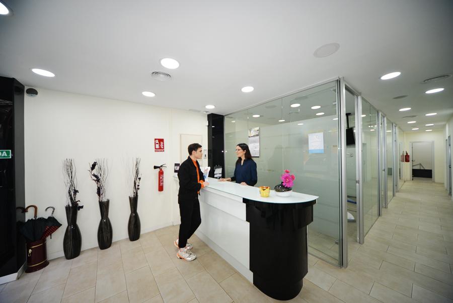 Recepción-gran-angular-chico-y-recepcionista-1